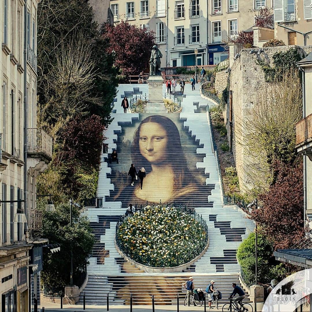 フランス大使館さんのインスタグラム写真 - (フランス大使館Instagram)「【不思議なフランス🔎】今年 、フランスはルネサンス500周年を迎えます🎉。ルネサンス文化の栄えたロワール渓谷のブロワ市では、レオナルド・ダ・ヴィンチの没後500年を記念して、市内の階段に巨大なモナリザの絵を描きました🎨 🔎 #Franceinsolite : A l'occasion des 500 ans de #RenaissanceS et du 500e anniversaire de la disparition du grand peintre #Léonard de Vinci en 1519, l'escalier Denis-Papin de la ville de Blois se pare de la célèbre #Joconde 🎨  photo : @VilledeBlois #vivadavinci2019 @RCValdeLoire」4月11日 8時00分 - ambafrancejp
