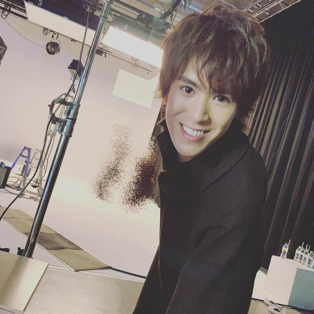 BOYS AND MENさんのインスタグラム写真 - (BOYS AND MENInstagram)「おはようございます☀️ 5/29「頭の中のフィルム」ジャケット撮影のオフショットを少し載せます📸✨ #ボイメン #勇翔 #吉原雅斗 #平松賢人  #辻本達規 #土田拓海 #寝てる辻本に上着を掛けてあげようとする土田 #辻本気づいてます笑」4月11日 8時10分 - boysandmen_official