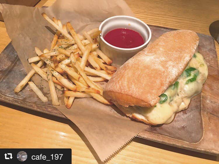 ハレノヒのインスタグラム：「#repost @cafe_197 via @PhotoAroundApp  Cheeeeeeeese🔆 : #cheese #potato #sandwich #lunch #ランチ #tokyolunch #tokyocafe #東京カフェ #東京ランチ #shinjyuku #新宿ランチ #ハレノヒ #はれのひ #lunchtime #instagood #instafood @cafe_197様 ご来店ありがとうございます😊お写真も嬉しいです♪ #フィリーズサンド#アメリカ定番#サンド」