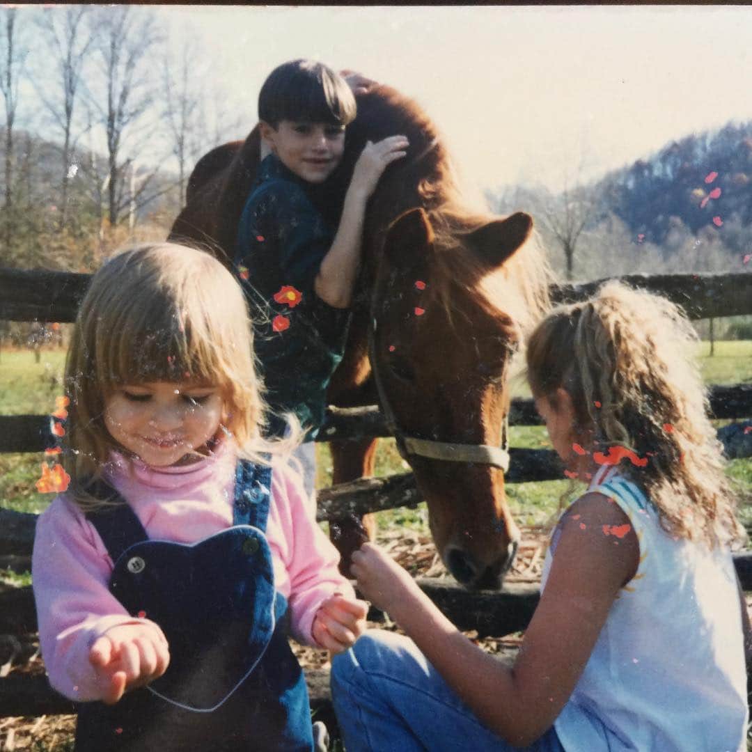 マギー・グレイスさんのインスタグラム写真 - (マギー・グレイスInstagram)「Happy #nationalsiblingsday to my favorite co-conspirators」4月11日 8時15分 - maggiegrace