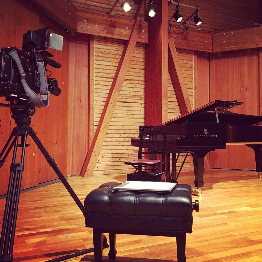 のインスタグラム：「Interview in preparation... #interview #TV #Japan #Piano #Pianist #SteinwayArtist #MiyujiKaneko #インタビュー #取材 #テレビ #カメラ #ピアノ #ピアニスト #金子三勇士 @steinwayandsons」