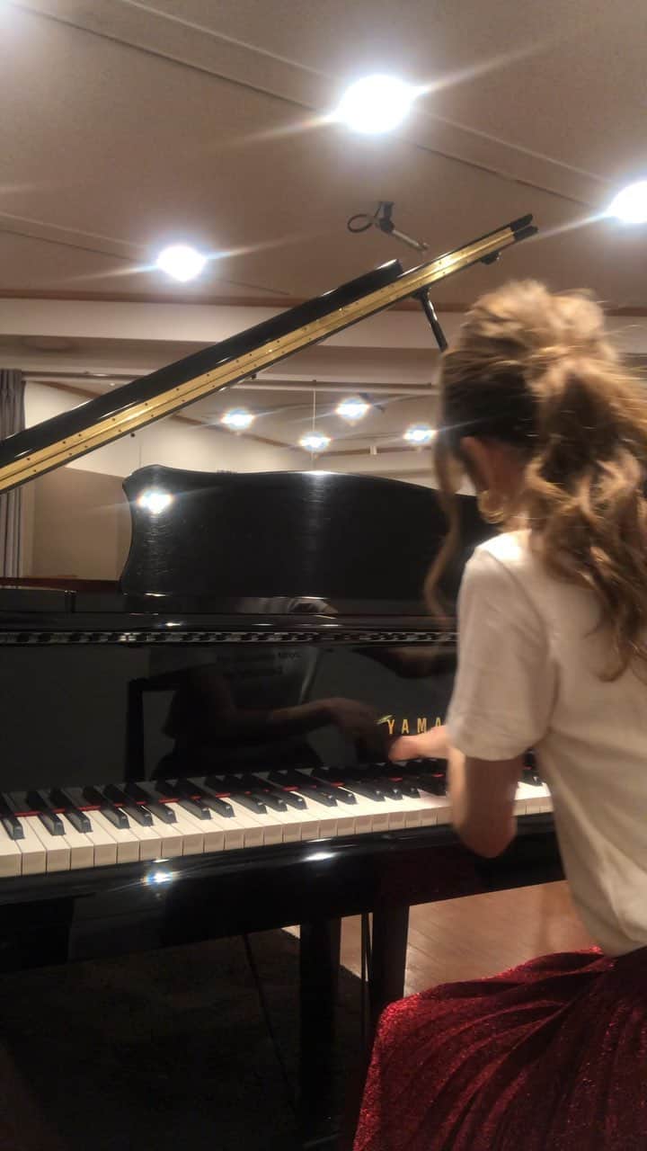 平木愛美のインスタグラム：「full ver ♡ #manamipiano  シンデレラの実写映画が美しくて、可愛くて、ピュアで、愛しい。 魔法にかけられて可愛くなって大好きなひとに、大切に、可愛がられたいなあ🥺🦋💕💫💘👸 でもやっぱり内側からもお肌や髪も、ライフスタイルも心も、自分が磨かなくちゃ、ね！  今日は寒くてなんだか切ない夜ですが、４月がスタートする前のぽかぽかな日、liveへ行って熱い気持ちになり、好きなぴあのに触れたくなり、帰りに寄って弾いた日。 ほんとは人様に見せれる程のぴあのじゃないのですが🙇‍♀️🌼 ただただ趣味のぴあのも、もっと楽しく、もっと磨きたいですね☔️💞#bibbidibobbidiboo #Cinderella #piano #Disney #Disneysong  #ピアノ #愛美ぴあの」