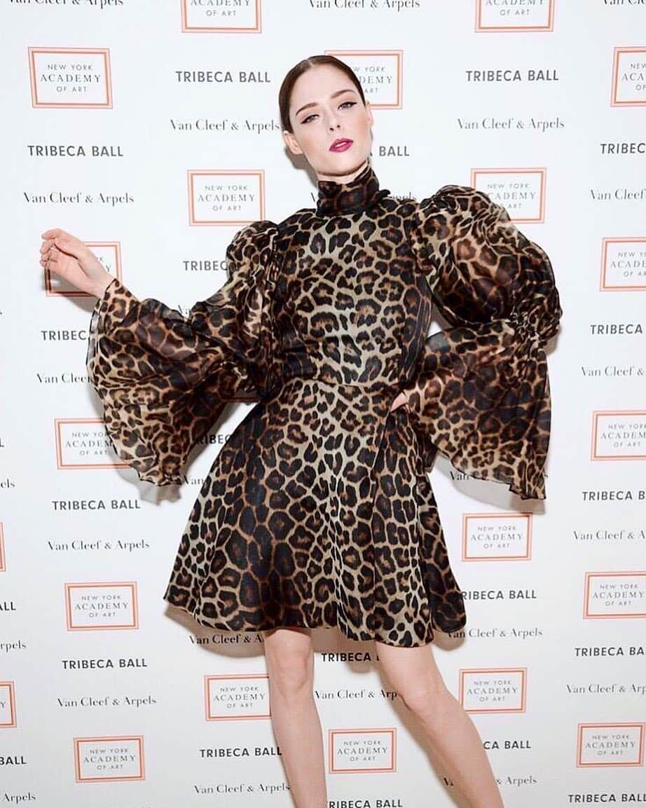 ココ・ロシャさんのインスタグラム写真 - (ココ・ロシャInstagram)「The other night at @NYAcademyOfArt’s #TribecaBall - I call this pose the “I’m a little teapot” ☕️ #StudyOfPose」4月10日 23時22分 - cocorocha