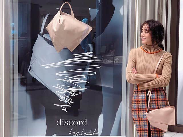 Yoshiko Kris-Webb クリス-ウェブ佳子さんのインスタグラム写真 - (Yoshiko Kris-Webb クリス-ウェブ佳子Instagram)「@discord_yohjiyamamoto pop-up shop at Isetan until April 16. 🔸 Bag Loverの皆様へお知らせです！山本耀司さん手掛けるアクセサリーブランド#discordyohjiyamamoto のポップアップショップが4月16日(火)まで新宿伊勢丹1階にて開催中です。 🔸 ネックレスやバッグチャームとしても使えるミニ財布は一押し(明日は平成最後の天赦日💴、万良しの日！) 🔸 画家/彫刻家・天野タケルさんがペインティングを施したYシリーズのバックパックは各一点のみの超激レアアイテム✨まさにファッションと共にアートを買う感じです🤩」4月10日 23時26分 - tokyodame