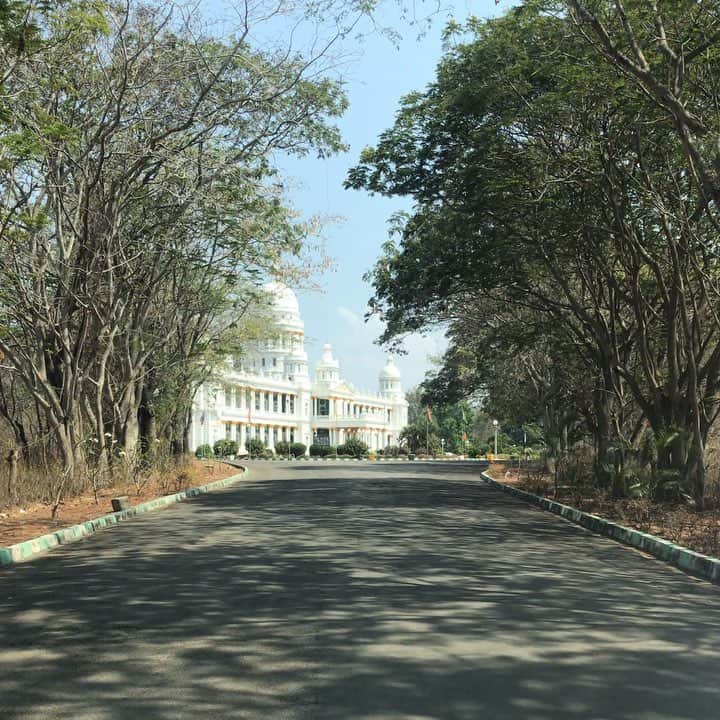 ジャンポールレスパナールのインスタグラム：「. The Lalitha palace was built in 1921 at the orders of His Highness Krishnaraja Wodeyar IV, the Maharaja of Mysore for the exclusive stay of the then Viceroy of India. Built on an artificial hill, the palace was fashioned on the lines of the St. Paul’s Cathedral in London and is one of the imposing structures of the Mysore city. The elegant palace is painted pure white with bright yellow pillars tops that unintentionally looks like cigarettes. It was converted into a heritage hotel in 1974. A veneer of the original royal ambience of the palace is maintained. #cacestpalace 👌🏼」