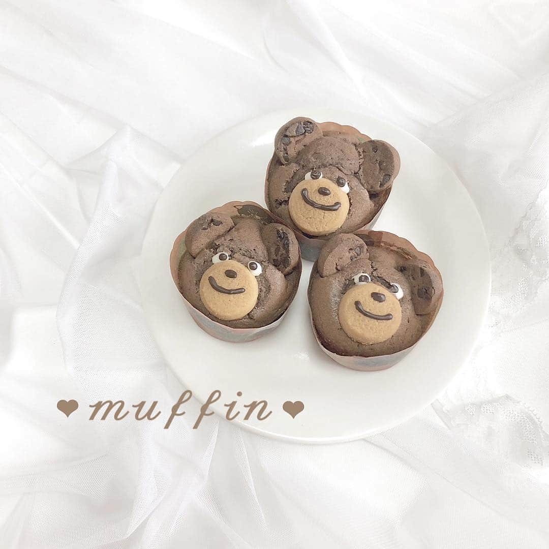 SUCLEさんのインスタグラム写真 - (SUCLEInstagram)「#くまフィン﻿ 休日や暇な時間に作りたい！﻿ ﻿ かわいすぎる「くま×マフィン」﻿ くまフィンのご紹介💭﻿ ﻿ ポイントはやっぱり、つぶらな瞳👀﻿ ﻿ ぜひ作ってみてください♡﻿ ﻿ photo by @suu___grm26 ﻿ Sucle のBASEでも、Sucleオリジナルの巾着ポーチを販売中なのでぜひチェックをお願いします🤟﻿ ﻿﻿﻿ 詳細はプロフィールのURLかストーリーズのURLからジャンプできるので、ぜひチェックしてみてください！﻿ ﻿ @sucle_ では紹介する写真を募集中👧🏻﻿﻿ ﻿﻿﻿﻿﻿ ﻿﻿﻿﻿﻿﻿﻿﻿﻿﻿﻿﻿﻿ タグ付けやハッシュタグをつけてくれた投稿からもピックアップした写真をリポストしています！﻿﻿﻿﻿﻿﻿﻿﻿﻿﻿﻿﻿﻿﻿ #sucle をつける か このアカウントをタグ付けして投稿してね📸﻿﻿﻿﻿﻿﻿﻿﻿﻿﻿﻿﻿﻿﻿ ﻿ ﻿ #くま #マフィン  #手作りお菓子  #お菓子作り  #お菓子 #お菓子 #おかし作り  #かわいい #マフィン作り  #お家カフェ  #置き画くらぶ #おうちカフェ#置き画 #置き画倶楽部﻿ #インスタ映え #シュクレ #フォトジェニック #ファッション #お洒落 #かわいい #置き画くら部 #おしゃれさんと繋がりたい #おしゃれ #お洒落さんと繋がりたい #可愛い #ootd #おきがくらぶ﻿﻿ ﻿」4月10日 23時28分 - sucle_
