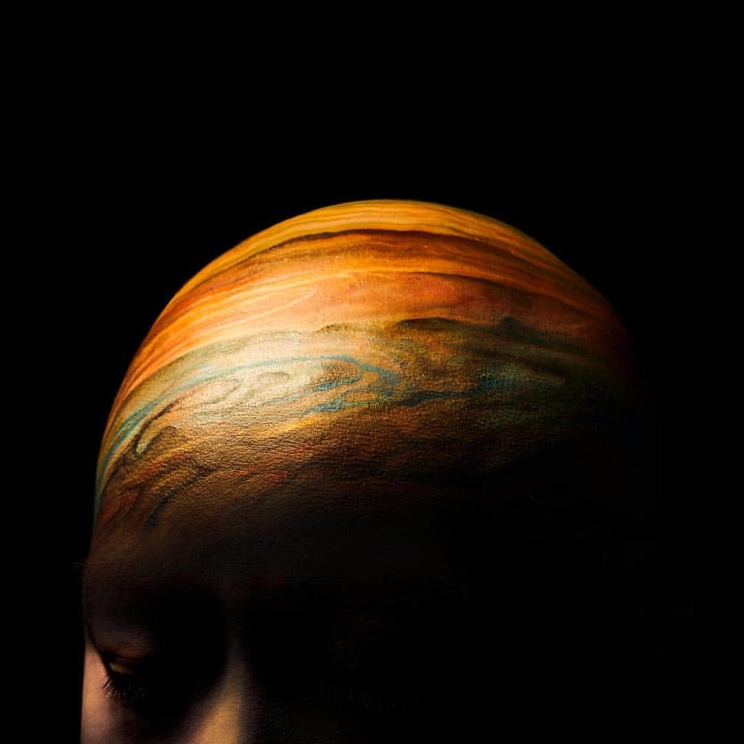 Amazing JIROさんのインスタグラム写真 - (Amazing JIROInstagram)「"The Universe of Diversity"  Created this artwork at the request of Alopecia Style Project Japan @alopecia.style, an organization that supports women who had lost their hair for various reasons.  The feeling of a complex that anyone can have or inferiority due to being in a minority could be one of the uniqueness within diversity.  For this artwork, using the shape of the head of models with alopecia for painting was to express the potentials that universe have.  Body paint : #amazing_jiro Makeup : Yui Amano Models : MITSUKO @mitsukoskin / oyuu @nyankichioyuu / meme @meme.kannanokai Photo: Youhei Kodama @kodamax_photo  Planning : Junya Hirota @hirojunster Special Thanks : hii @hii_deka_hii  #G20 #united_nations #SDGs #diversity #inclusion #alopecia #aspj #bodypaint #painting #beauty #art #creation #universe #space #planet #earth #jupiter #solarflare #nature #ボディペイント #ペイント #メイク #アート #脱毛症 #宇宙 #惑星 #地球 #木星 #フレア」4月10日 23時31分 - amazing_jiro