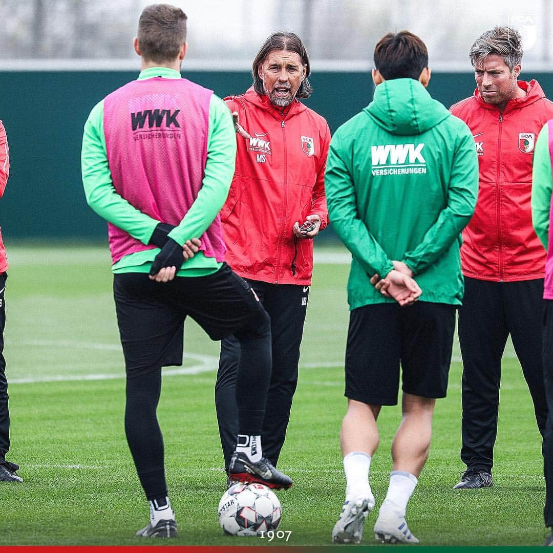 FCアウクスブルクさんのインスタグラム写真 - (FCアウクスブルクInstagram)「Martin #Schmidt stand am Vormittag erstmals auf dem Trainingsplatz! 🗣 „Das erste Eis mit Mannschaft und Verantwortlichen war schnell gebrochen, es kann voll losgehen“, gab sich der 51-jährige Schweizer im Anschluss motiviert für die anstehenden Aufgaben!🙌 #FCA #FCA1907 #fcaugsburg」4月10日 23時38分 - fcaugsburg1907