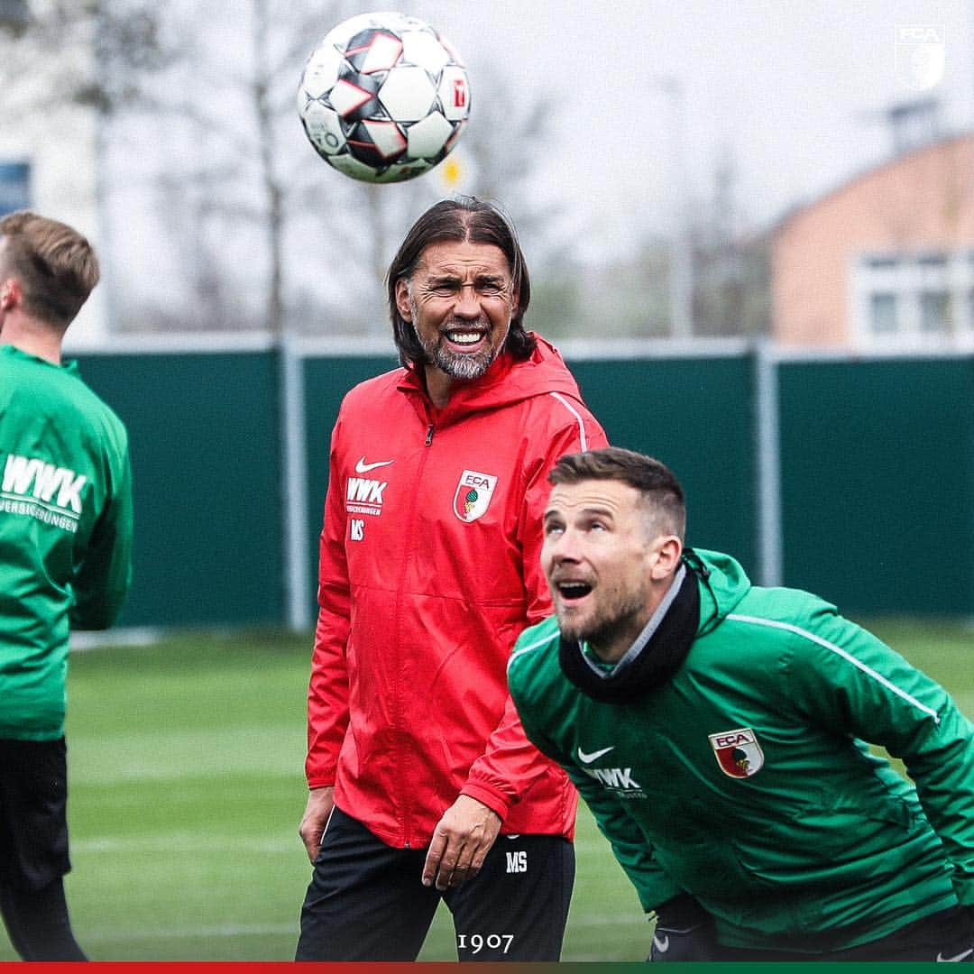 FCアウクスブルクさんのインスタグラム写真 - (FCアウクスブルクInstagram)「Martin #Schmidt stand am Vormittag erstmals auf dem Trainingsplatz! 🗣 „Das erste Eis mit Mannschaft und Verantwortlichen war schnell gebrochen, es kann voll losgehen“, gab sich der 51-jährige Schweizer im Anschluss motiviert für die anstehenden Aufgaben!🙌 #FCA #FCA1907 #fcaugsburg」4月10日 23時38分 - fcaugsburg1907