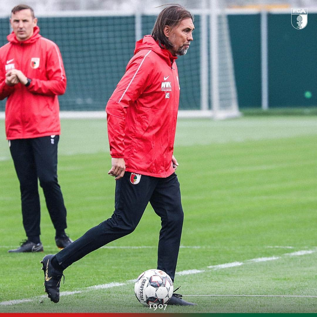 FCアウクスブルクさんのインスタグラム写真 - (FCアウクスブルクInstagram)「Martin #Schmidt stand am Vormittag erstmals auf dem Trainingsplatz! 🗣 „Das erste Eis mit Mannschaft und Verantwortlichen war schnell gebrochen, es kann voll losgehen“, gab sich der 51-jährige Schweizer im Anschluss motiviert für die anstehenden Aufgaben!🙌 #FCA #FCA1907 #fcaugsburg」4月10日 23時38分 - fcaugsburg1907