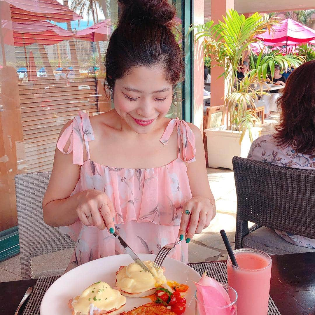 ayumiさんのインスタグラム写真 - (ayumiInstagram)「𓇼 こーんな寒い日は南国にいきたくなるなる 🥺🥺🥺😎🌴🌺 朝食は王道エッグベネディクト😎🌈🌺🐢🌴 #Hawaii#ハワイ」4月10日 23時38分 - ayupichikitchen