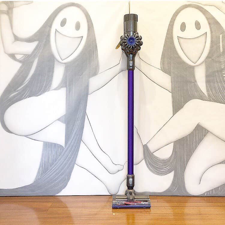 のインスタグラム：「🧹… ・ 景品当たりました。 そうじきさんの巻。  何が当たるかわならなかったところ。 立派な掃除機が突然やってきまして。  置く場所が決まらず。 ファンシーちゃんと。 とりあえず記念撮影。  お掃除は毎日の日課のところ。 原始的に手で拭く派のところ。 最先端の掃除機は贅沢すぎて。  拝んでから使わせていただくことに。 🙏 #機械苦手  きょうは。 シューズクローゼットが気になり。 靴磨きにとり憑かれてた午前なり。 ピカピカなりまして😇 #すっきり  ところで。昨日から。  久しぶりにパソコン作業しては。 調べ物したりして。加筆作業は。 一旦ストップしてますけれども。 今週中には。筆をおきたい計画。 そして。デザインも完成したい。  さて。今から夕食タイム。 作業すると食べそびれて。 不規則になりがちタイム。 ・ ・ ・ ・ ・ 🌸" 作品展示情報… ・ 『第7回 郷さくら美術館 桜花賞展』 … 会場：郷さくら美術館 ・ 「郷さくら美術館　桜花賞」展は、「桜」を描いた現代日本画を多くの方々にご覧頂き、日本画の素晴らしさを再発見してもらうことを目的とした展覧会です。今回もこれからの活躍がますます期待される日本画家31名が、日本美術でおなじみの「桜」という大変難しいモチーフを相手に、それぞれの持ち昧を生かした個性的な素晴らしい桜の絵画に仕上げています。現代日本画家たちの個性を、豊かな桜花の美しさを、どうぞお楽しみください。  東京都目黒区上目黒1-7-13　 TEL：03-3496-1771  東急東横線、東京メトロ日比谷線 中目黒駅より徒歩５分 ◼︎詳しくはホームページをご覧ください … ・ ・  #🌸 #春 #spring #お掃除すき #家電 #掃除機 #ダイソン #Dyson #当選  #きょうのアトリエ  #日本画家 の #アトリエこんなもん #作品 #絵画 #日本画 #SAKAKiYAMATAKAYO  #アート #art #painting  #アートのある暮らし #Fancy #fairy #妖精#笑顔 #きょうのFancy」