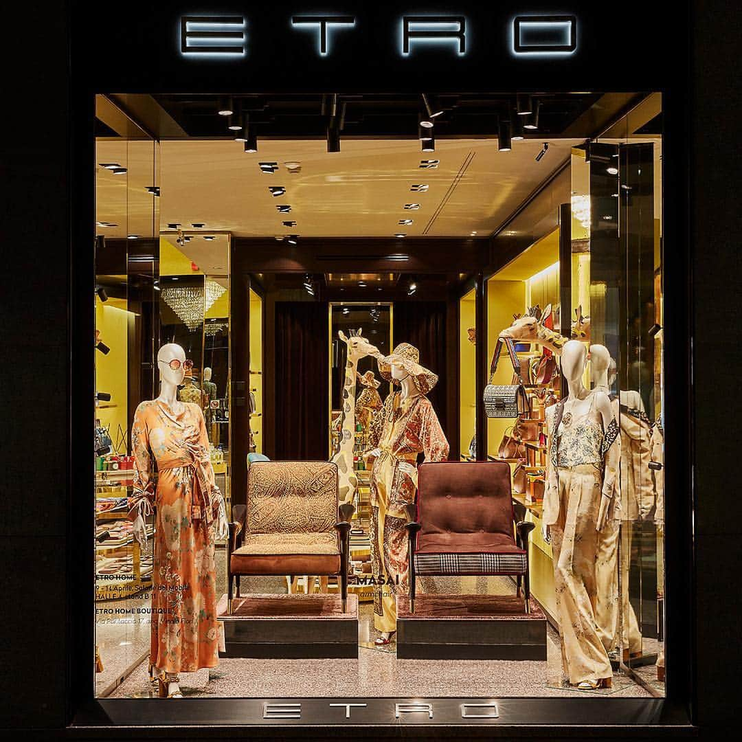 エトロさんのインスタグラム写真 - (エトロInstagram)「A game of travel-inspired tradition comes to life in the new display of our Milan flagship store. A tribute to Africa, with two scenic and evocative Masai armchairs, conveying an exotic and distinctive atmosphere.  Find us at the Salone del Mobile, from April 9-14, 2019.  HALL 4xLux - Stand B11  #ETRO #MDW #SaloneDelMobile #EtroHome」4月10日 23時39分 - etro