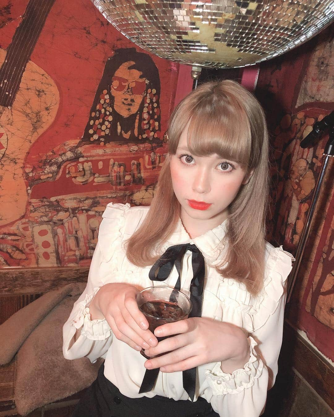 藤城アンナさんのインスタグラム写真 - (藤城アンナInstagram)「青山月見ル君想フのセッションライブに参加してきたよ🥁 今日は顔が外人よりだった ミラーボールと共に」4月10日 23時41分 - annafujishirochan