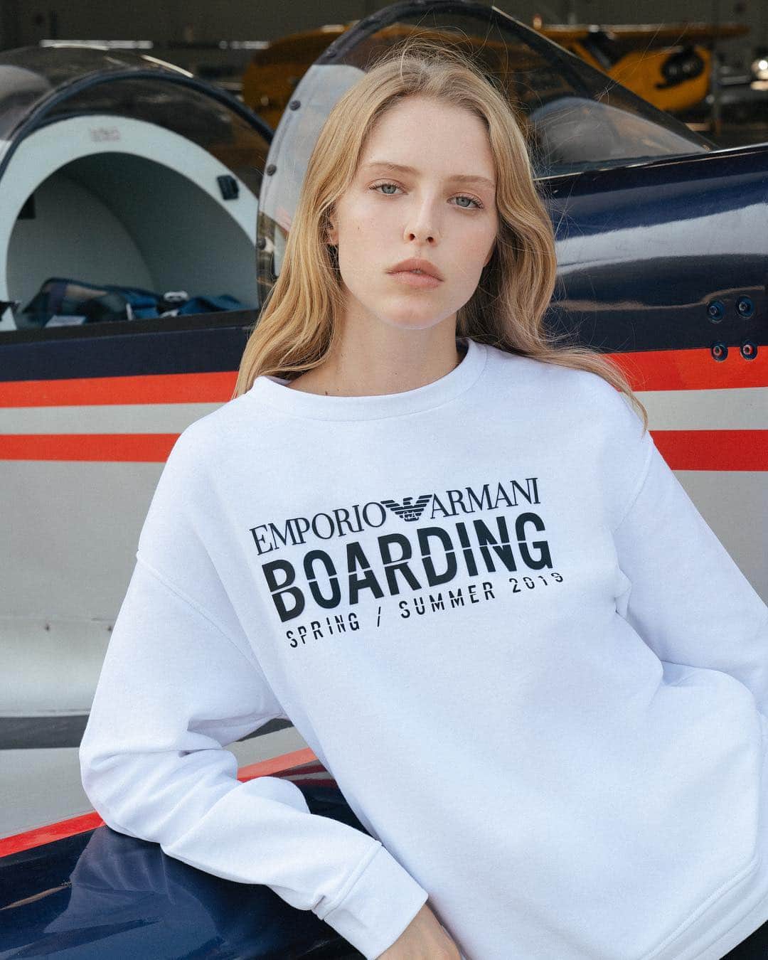 Armani Officialさんのインスタグラム写真 - (Armani OfficialInstagram)「Complete your transitional wardrobe with a maxi logo #EABoarding t shirt or accessory from the capsule dedicated to the #EmporioArmani SS19 show event held in Milan’s Linate Airport  @abbychampion」4月10日 23時45分 - emporioarmani