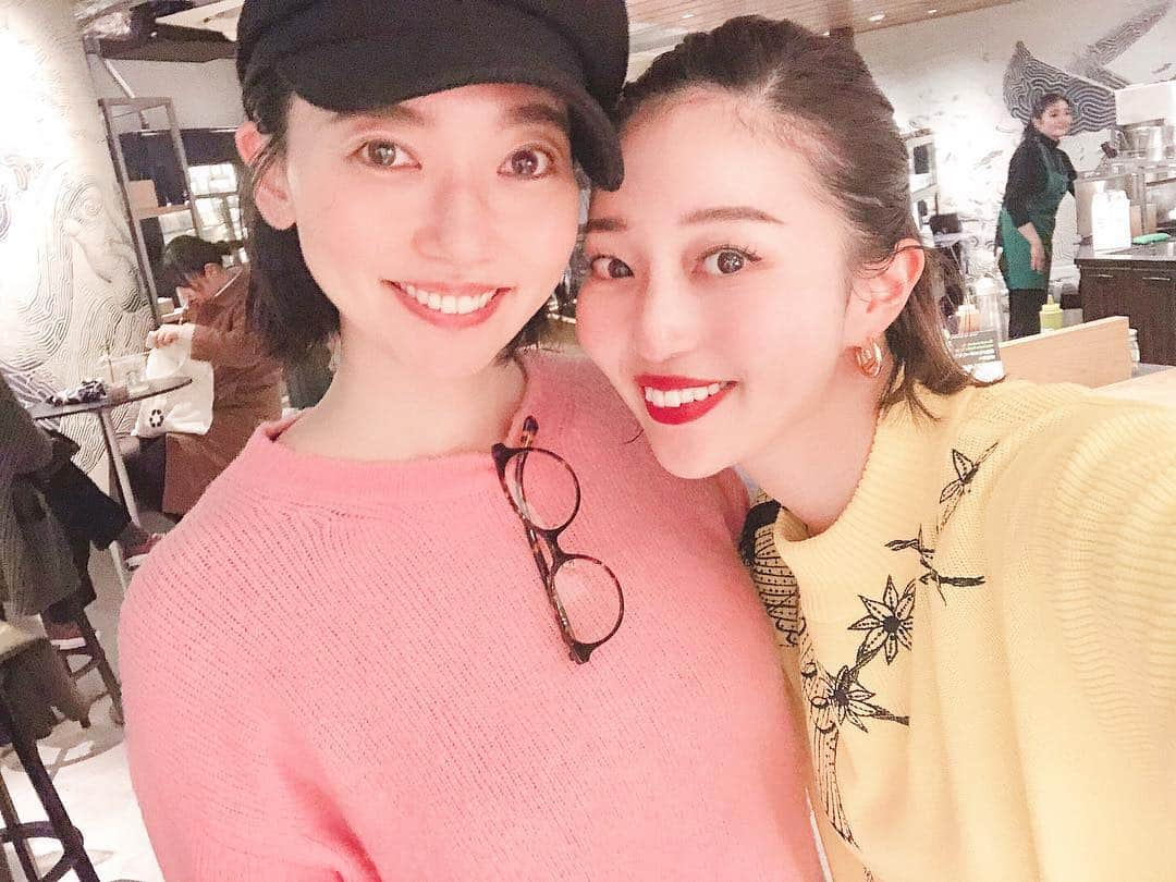 梅谷安里さんのインスタグラム写真 - (梅谷安里Instagram)「❤️❤️❤️ #twins #bff#love #お姉ちゃんと妹感🤣❤️ #スタバでまったり」4月10日 23時48分 - anriworld