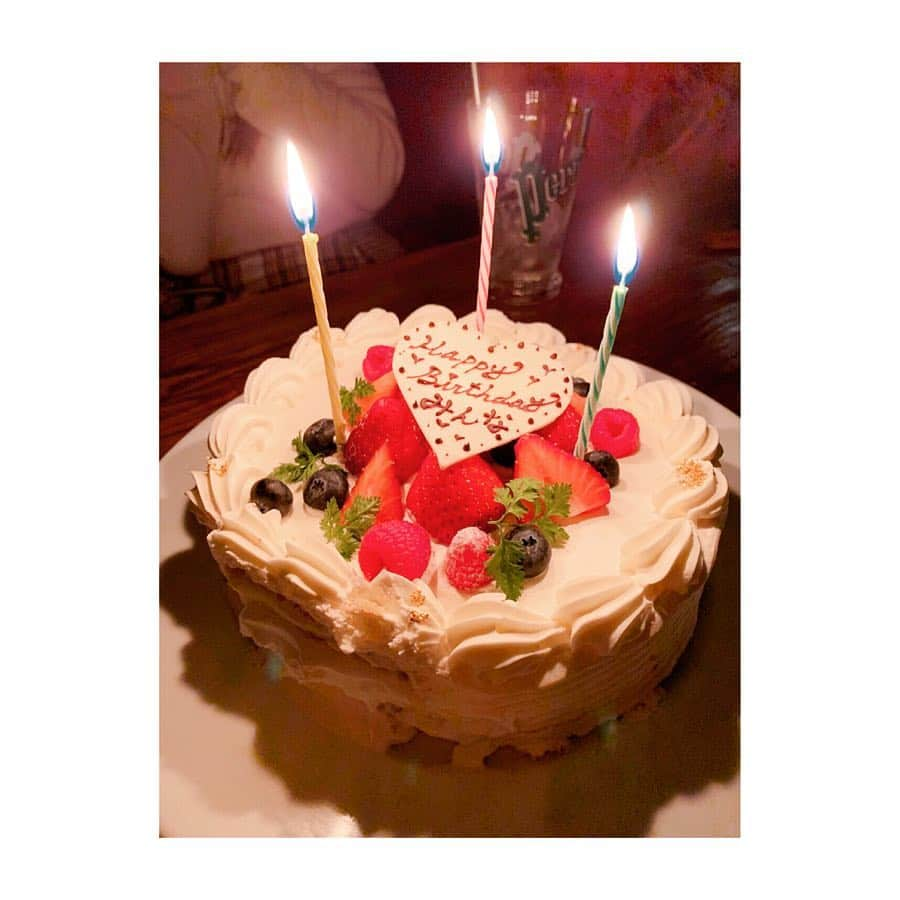 涼瀬みうとさんのインスタグラム写真 - (涼瀬みうとInstagram)「🥂🌿💐 ㅤㅤㅤㅤㅤㅤㅤㅤㅤㅤㅤㅤㅤ 今回の定例会は、全員揃った7名🙌 お知り合いのお店にてお任せの料理を堪能😊🍽🍷 ㅤㅤㅤㅤㅤㅤㅤㅤㅤㅤㅤㅤㅤ ㅤㅤㅤㅤㅤㅤㅤㅤㅤㅤㅤㅤㅤ 電気消えて突然出てきたケーキ🎂 え？誰よ？聞いてないよ、誰のBD? ㅤㅤㅤㅤㅤㅤㅤㅤㅤㅤㅤㅤㅤ どうやら、はじめ私をお祝いをしてくれるつもりだったようで、、でもそしたら他のみんなも誕生日近いんだし、まとめて祝っちゃおう！💡と ㅤㅤㅤㅤㅤㅤㅤㅤㅤㅤㅤㅤㅤ みんなのためのケーキを パティシエの Ｋちゃん が作ってきてくれたとの事👩‍🍳🎂💓✨💖💖💖✨💓 昨日、夜に仕込んで作ってくれたんだって〜 手作りケーキだなんて嬉しいよねぇ♥️♥️♥️ ㅤㅤㅤㅤㅤㅤㅤㅤㅤㅤㅤㅤㅤ はっぴばーすでーでぃあ “みんな〜” ㅤㅤㅤㅤㅤㅤㅤㅤㅤㅤㅤㅤㅤ みんなでみんなを祝う🎂🎉 なんてステキな会なんだろうか🥰💐 ㅤㅤㅤㅤㅤㅤㅤㅤㅤㅤㅤㅤㅤ ㅤㅤㅤㅤㅤㅤㅤㅤㅤㅤㅤㅤㅤ ㅤㅤㅤㅤㅤㅤㅤㅤㅤㅤㅤㅤㅤ ※持ち込み許可もらってたそうです」4月10日 23時52分 - sanae3337777777