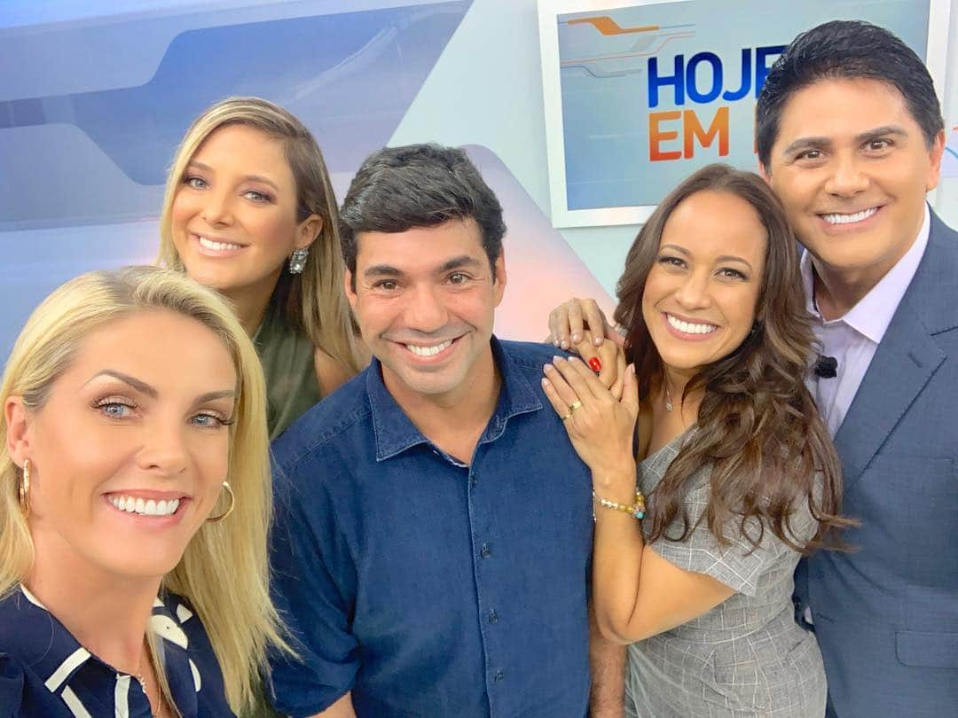 Ana Hickmannさんのインスタグラム写真 - (Ana HickmannInstagram)「@felipebronze parabéns pelo Programa Top Chef !!! @ticipinheiro @renataalves_oficial @cesarfilho @hojeemdia #anahickmann #ticipinheiro #renataalves #cesarfilho #felipebronze #hojeemdia」4月10日 23時55分 - ahickmann