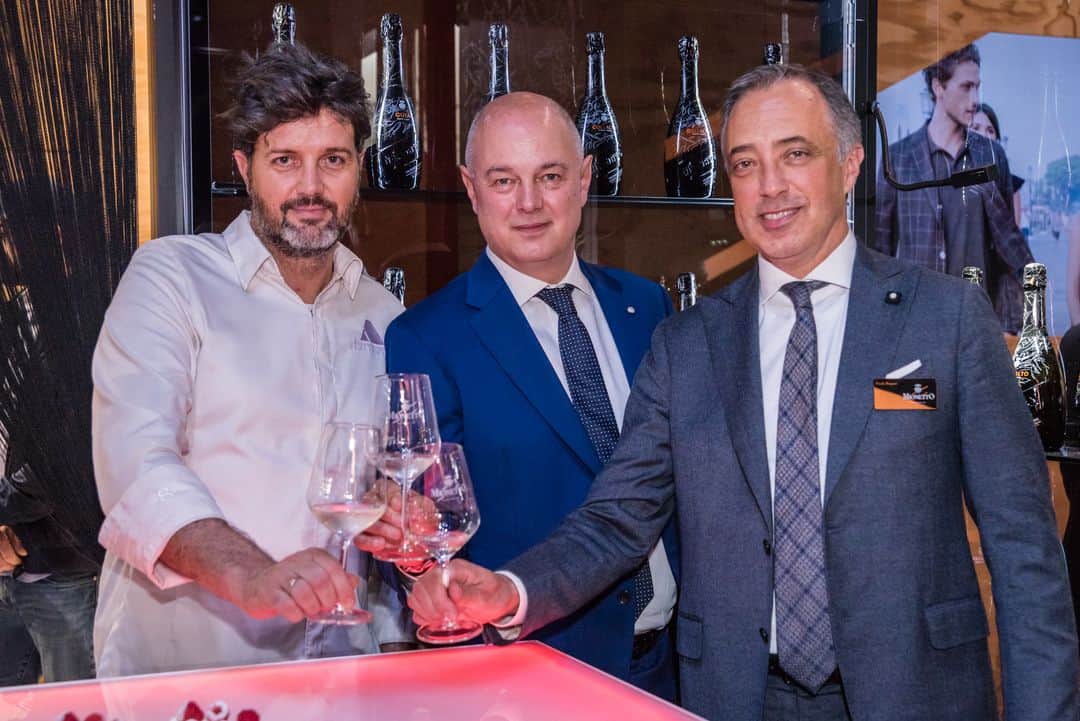 Mionetto Proseccoさんのインスタグラム写真 - (Mionetto ProseccoInstagram)「At Vinitaly 2019 with the Pastry Chef @alexservida , Alessio Del Savio, Technical Director, and Paolo Bogoni, Chief Marketing Officer - both also members of the Management Board of Mionetto - telling us about the pairing with scents and flavours of the latest product presented: Valdobbiadene Prosecco Superiore DOCG Rive di Collalto Demi-Sec and Cartizze Docg. Both of Luxury Collection. #mionettoprosecco #designdelgusto #vinitaly2019」4月10日 23時59分 - mionetto_prosecco