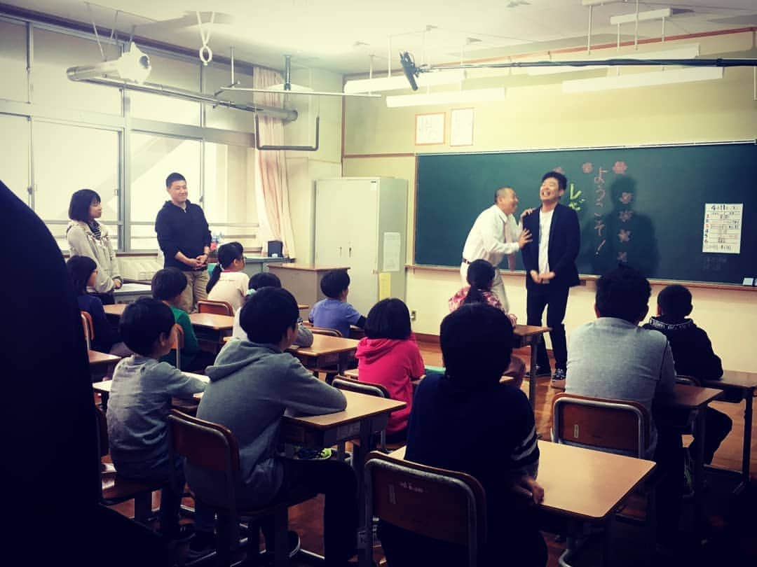 松本康太さんのインスタグラム写真 - (松本康太Instagram)「京都・伊根町地元CM撮影♪小学校で撮影♪皆さん京都府伊根町の学校給食は『日本一の給食』と言われているのです♪地元の新鮮な食材を使った給食なのです(^-^)♪美味しかった♪第11回沖縄国際映画祭で見れます♪  #京都府 #京都 #伊根町 #cm #沖縄国際映画祭 #地元cm #小学校 #小学生 #日本一の給食 #学校給食 #レギュラー #よしもと芸人 #あるある探検隊」4月11日 0時03分 - aruarutankentai.matsumoto