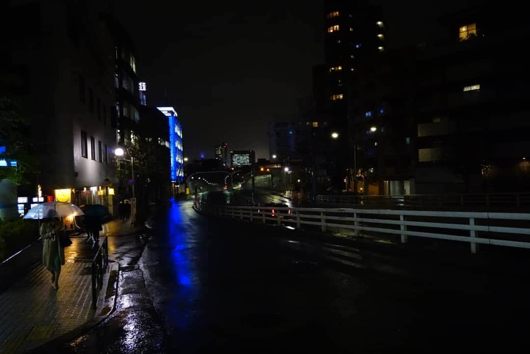 谷中敦さんのインスタグラム写真 - (谷中敦Instagram)「雨の六本木。 #rx0」4月11日 0時04分 - a.yanaka