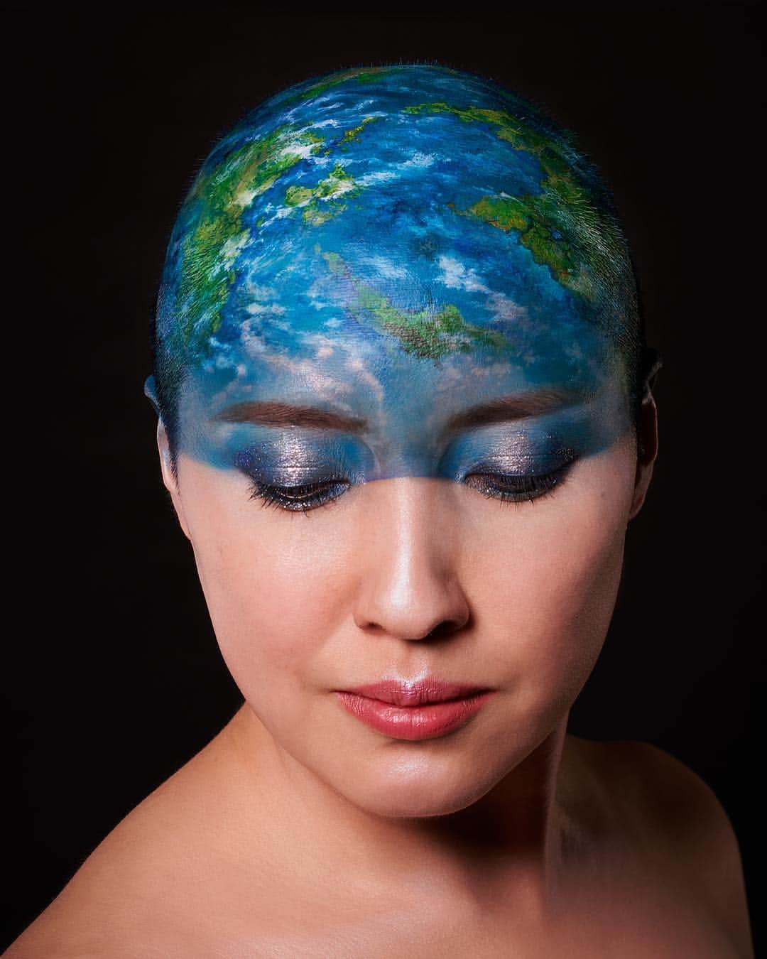 Amazing JIROさんのインスタグラム写真 - (Amazing JIROInstagram)「"The Universe of Diversity"  Created this artwork at the request of Alopecia Style Project Japan @alopecia.style, an organization that supports women who had lost their hair for various reasons.  The feeling of a complex that anyone can have or inferiority due to being in a minority could be one of the uniqueness within diversity.  For this artwork, using the shape of the head of models with alopecia for painting was to express the potentials that universe have.  Body paint : #amazing_jiro Makeup : Yui Amano Models : MITSUKO @mitsukoskin / oyuu @nyankichioyuu / meme @meme.kannanokai Photo: Youhei Kodama @kodamax_photo  Planning : Junya Hirota @hirojunster Special Thanks : hii @hii_deka_hii  #G20 #united_nations #SDGs #diversity #inclusion #alopecia #aspj #bodypaint #painting #beauty #art #creation #universe #space #planet #earth #jupiter #solarflare #nature #ボディペイント #ペイント #メイク #アート #脱毛症 #宇宙 #惑星 #地球 #木星 #フレア」4月11日 0時05分 - amazing_jiro