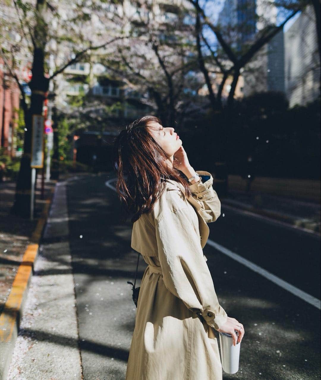 広瀬未花さんのインスタグラム写真 - (広瀬未花Instagram)「photo by @yuma1983 ・ ・ Thank you YUMA📷 ・ 彼の写真の世界観が好きで、 桜が散ってしまう前に撮ってもらいました🌸 ・ ・ 撮る人と撮られる人。 どんなカメラであれ、対峙したその瞬間から 双方の心が面白いくらいに映し出されるのも、写真の魅力だなぁと。 モデルになったばかりの新人の時に、 幸運にもNAOKIさんに出逢うことができ、ワークショップや中目黒の事務所に積極的に訪ねていたなぁ。 “写真とは、、？” “撮られるとは、、？” とか少しでも色々と教えてもらいたくて、 貪欲に、中目黒のあの坂を登ってfacetofaceに通っていた頃が懐かしい。。笑。 モデル達の間では、言葉が痛いほど胸に突き刺さり、帰りの坂道が“涙坂”になることでも有名でした。笑。 結局、教えてもらうことは How to的なことなんかじゃなくて、いつもmindでした。笑。 ・ NAOKIさんに初めて撮ってもらった時も見事なくらい桜が咲いていて、今でも忘れられないんですよね。 初めて写真ていうものの魅力を肌で感じたし、奥深い心で感じることを誘導してもらえた日。 まだ寒さの残る春の京都・二条城にてCHANELとNAOKIさんの特別なコラボレーション作品にモデルとして携れた事はいつまでも心に残ってるなぁ。 ・ ・ 心が揺れ動かされる作品をまた自分の足で探しにいきたいな。 それから、自分でも残していこう。 (ちなみに、人生で初めて写真をみて、衝動的に涙がででてしまったのは ロバートキャパの残したある一枚の写真でした。) ・ ・ 感度というものは、意識的に経験を積み重ねて少しずつ培っていくものだけど、 怠るとすぐに鈍るものでもあると痛感してる。 ・ そんなことを想う今日この頃。 久々に尋ねに行かねば。 ・ #photography」4月11日 0時06分 - micahirose