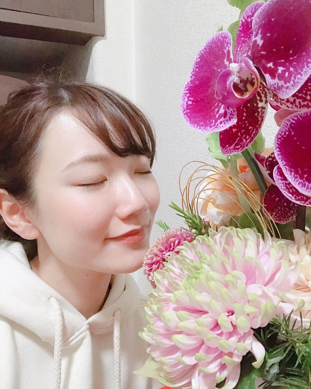 森園れんさんのインスタグラム写真 - (森園れんInstagram)「すっっごいいい香り🌷♥ 今日の仕事現場に飾ってあったお花を帰りに頂きました😝🙏❤️ 何の花かは分からないけど高級感あって素敵(∩´∀`∩)♡笑  #お花 #花 #華 #flower  #🌷」4月11日 0時07分 - ren__m