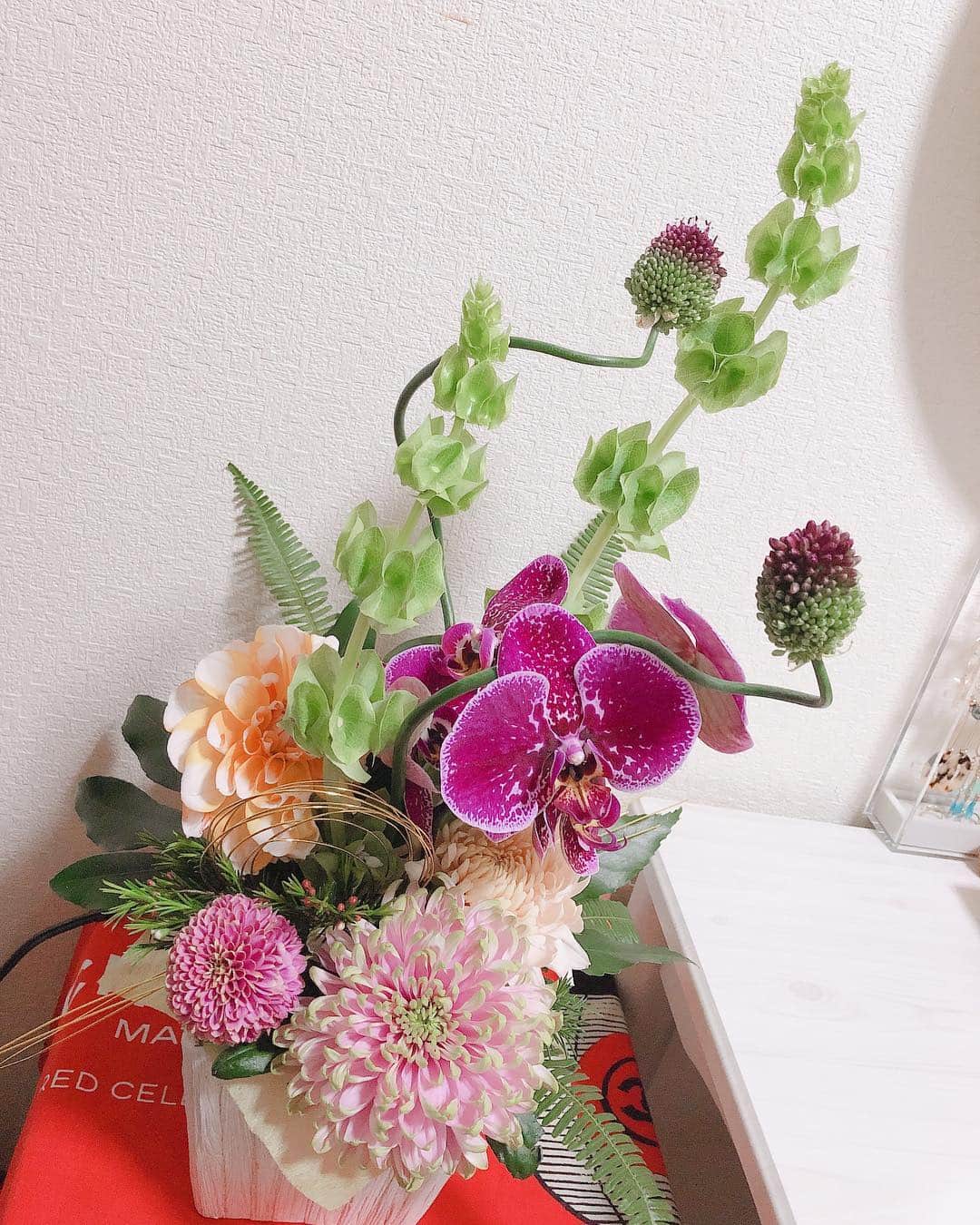 森園れんさんのインスタグラム写真 - (森園れんInstagram)「すっっごいいい香り🌷♥ 今日の仕事現場に飾ってあったお花を帰りに頂きました😝🙏❤️ 何の花かは分からないけど高級感あって素敵(∩´∀`∩)♡笑  #お花 #花 #華 #flower  #🌷」4月11日 0時07分 - ren__m