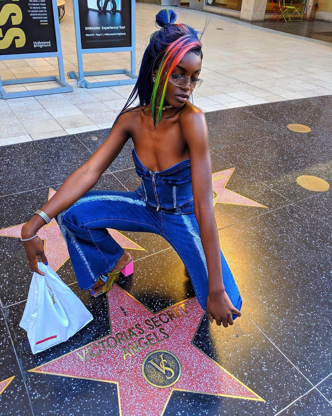 レオミー・アンダーソンさんのインスタグラム写真 - (レオミー・アンダーソンInstagram)「Hollyweird walk of fame baby 🕵🏾‍♀️ Hair by @marvinzworld_ from @capelliamore」4月11日 0時09分 - leomieanderson