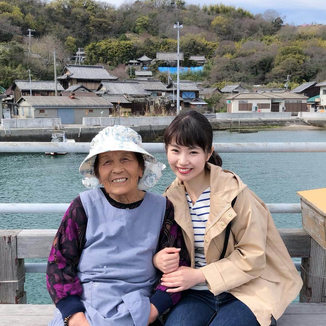 唐川美音さんのインスタグラム写真 - (唐川美音Instagram)「* 先日、大好きな島「志々島」へ ロケに行ってきました！ 実は去年おばあちゃんの台所で 郷土料理「おひら」を教えてくださった 孝子おばあちゃんが暮らす島。 今回は、おばあちゃんが数年前に作った 天空の花畑を案内していただきました✨ 息をのむほど美しい光景。 おばあちゃんの想いが詰まった花畑でした🌸 あなたにまた会えたのが 1番嬉しいと言ってくれた孝子おばあちゃん。 この仕事をしていて良かったと、 心から思った1日でした♡  この天空の花畑は 今週土曜13日放送の 「どようDEど〜よ」で紹介予定です♪  #志々島#おばあちゃん#再会#天空の花畑#ハイジのようなブランコ#美しい瀬戸内海#大楠#島にヤギ#大好きな場所」4月11日 0時12分 - mio_karakawa