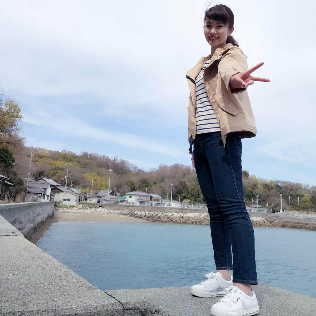 唐川美音さんのインスタグラム写真 - (唐川美音Instagram)「* 先日、大好きな島「志々島」へ ロケに行ってきました！ 実は去年おばあちゃんの台所で 郷土料理「おひら」を教えてくださった 孝子おばあちゃんが暮らす島。 今回は、おばあちゃんが数年前に作った 天空の花畑を案内していただきました✨ 息をのむほど美しい光景。 おばあちゃんの想いが詰まった花畑でした🌸 あなたにまた会えたのが 1番嬉しいと言ってくれた孝子おばあちゃん。 この仕事をしていて良かったと、 心から思った1日でした♡  この天空の花畑は 今週土曜13日放送の 「どようDEど〜よ」で紹介予定です♪  #志々島#おばあちゃん#再会#天空の花畑#ハイジのようなブランコ#美しい瀬戸内海#大楠#島にヤギ#大好きな場所」4月11日 0時12分 - mio_karakawa