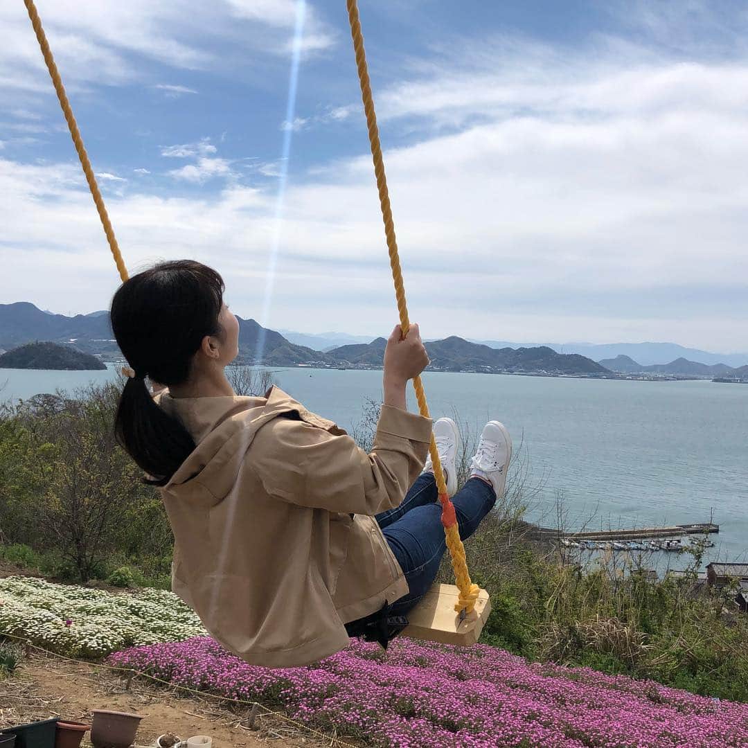 唐川美音さんのインスタグラム写真 - (唐川美音Instagram)「* 先日、大好きな島「志々島」へ ロケに行ってきました！ 実は去年おばあちゃんの台所で 郷土料理「おひら」を教えてくださった 孝子おばあちゃんが暮らす島。 今回は、おばあちゃんが数年前に作った 天空の花畑を案内していただきました✨ 息をのむほど美しい光景。 おばあちゃんの想いが詰まった花畑でした🌸 あなたにまた会えたのが 1番嬉しいと言ってくれた孝子おばあちゃん。 この仕事をしていて良かったと、 心から思った1日でした♡  この天空の花畑は 今週土曜13日放送の 「どようDEど〜よ」で紹介予定です♪  #志々島#おばあちゃん#再会#天空の花畑#ハイジのようなブランコ#美しい瀬戸内海#大楠#島にヤギ#大好きな場所」4月11日 0時12分 - mio_karakawa