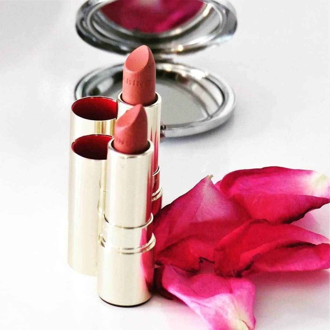 CLARINSさんのインスタグラム写真 - (CLARINSInstagram)「💋Bold matte finish 💋Creamy texture 💋Intense long-wear color. What's not to love about Joli Rouge Velvet?  Comment 💄 if you're rocking a bold lip today or 🌼 if you're keeping it au naturel! 📷: @dameskarlette #ClarinsMakeup」4月11日 0時15分 - clarinsusa
