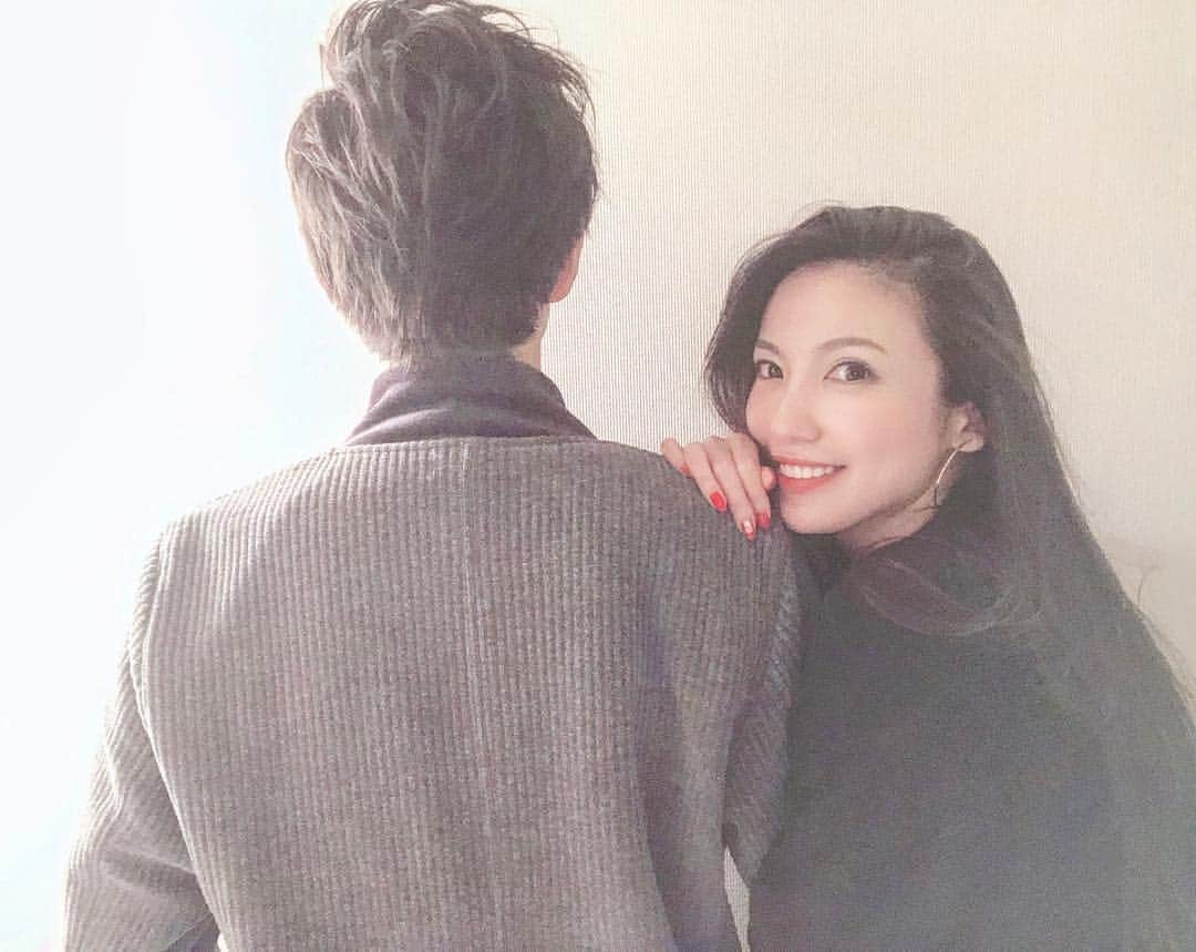 吉田愛璃のインスタグラム：「. . 🎍ご報告🎍  いつも応援してくださる皆様へ。 私事ではこざいますが、この度一般男性の方と婚約致しました。 急なご報告となり驚かせてしまったことお許しください。  重ねての報告となりますが、今日からpocochaに移籍し配信させていただくこととなりました！  応援してくれる皆様への感謝の気持ちを忘れず、これからも音楽や自分の活動を通して、縁した方々や1人でも多くの人に、元気や勇気を与えられるような人間になれるよう頑張ります！今まで通り、仕事もプライベートも私らしく我がままに！邁進していきます！  まだまだ未熟者ではありますが 変わらず暖かく応援していただけると幸いです。  今後とも宜しくお願い致します。  吉田愛璃 .」