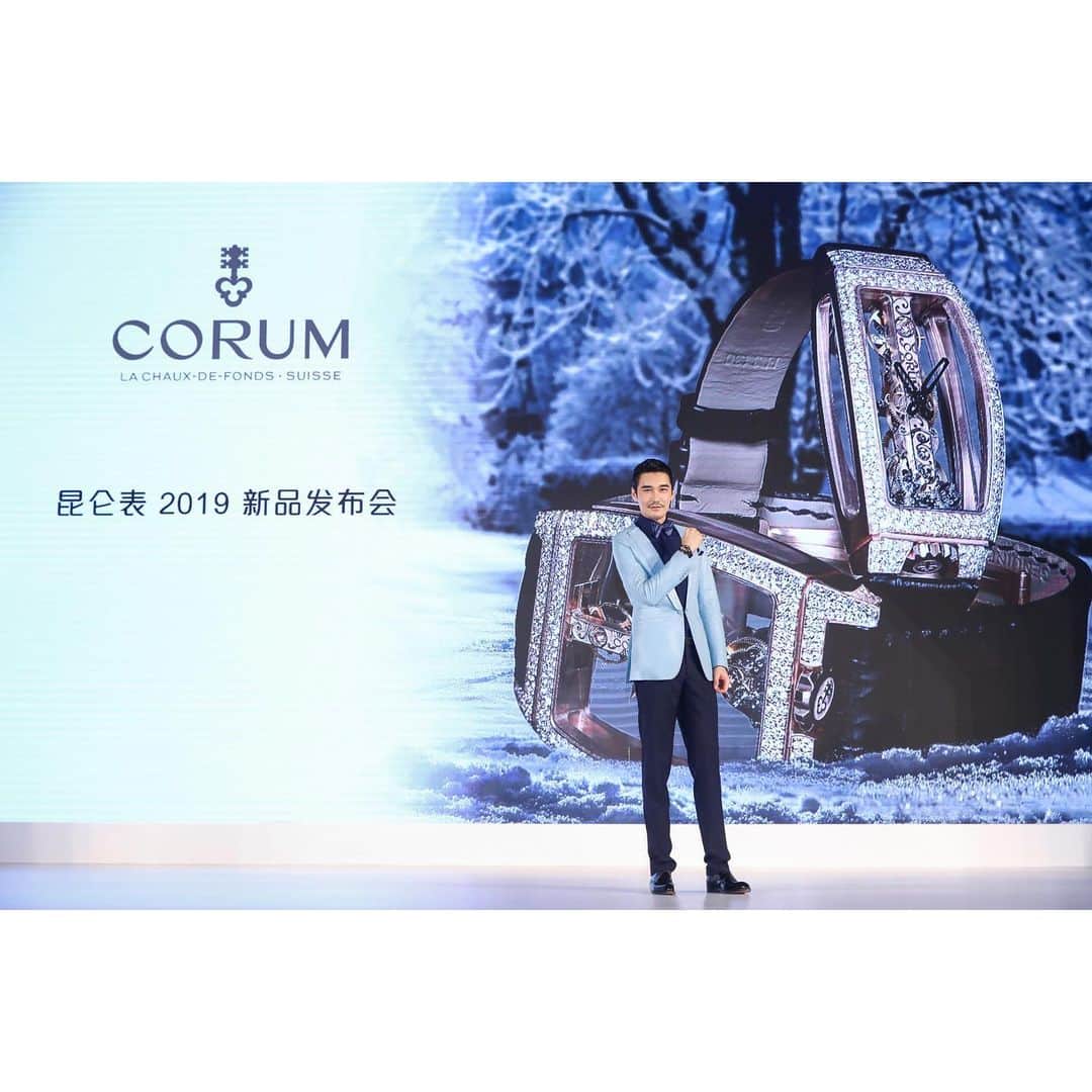 フー・ビンさんのインスタグラム写真 - (フー・ビンInstagram)「It is my honor to be presenting at the CORUM 2019 Beijing Novelty Launch wearing the one and only 43mm Golden Bridge Titanium DLC Tourbillion! @corumwatches」4月11日 0時18分 - hubing
