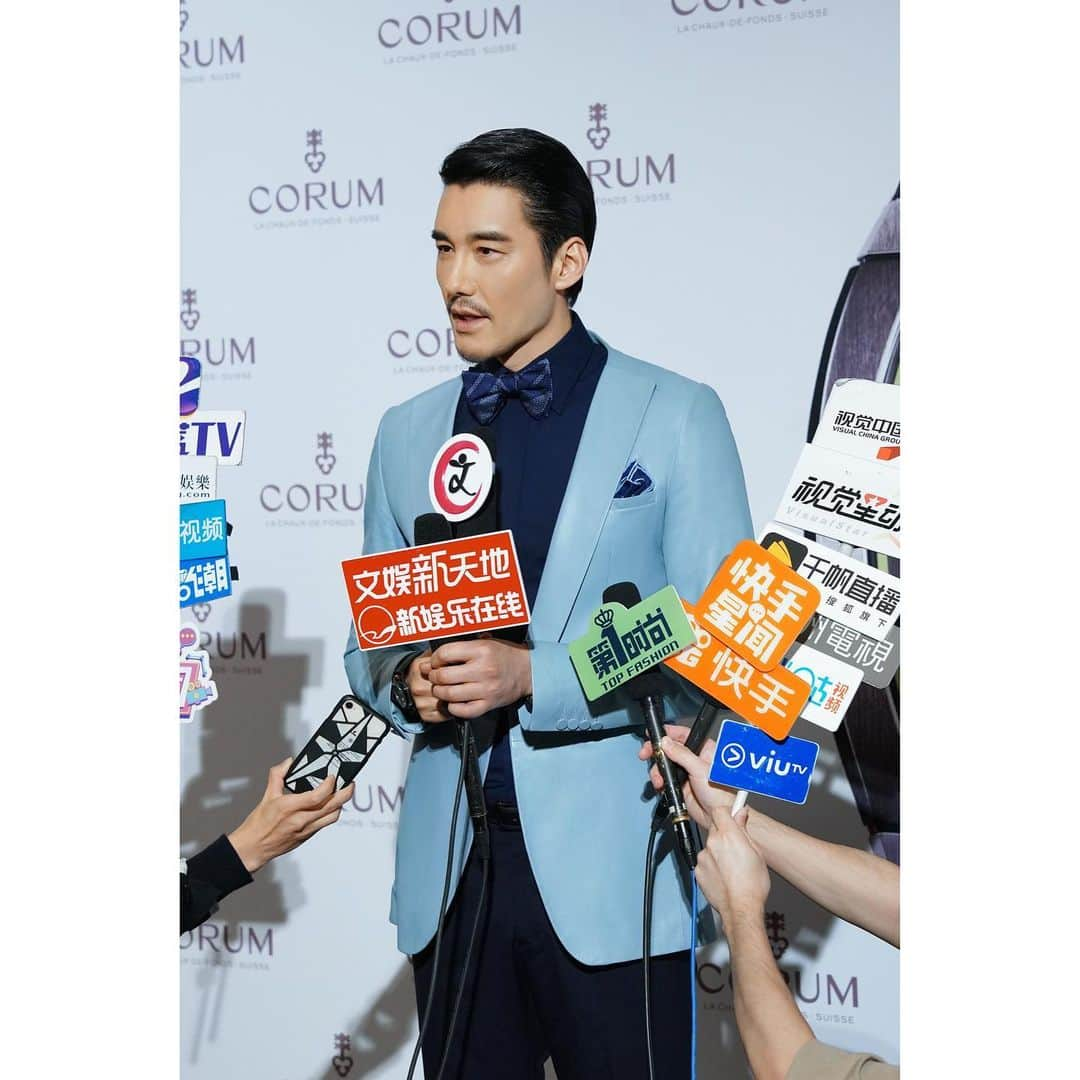 フー・ビンさんのインスタグラム写真 - (フー・ビンInstagram)「It is my honor to be presenting at the CORUM 2019 Beijing Novelty Launch wearing the one and only 43mm Golden Bridge Titanium DLC Tourbillion! @corumwatches」4月11日 0時18分 - hubing