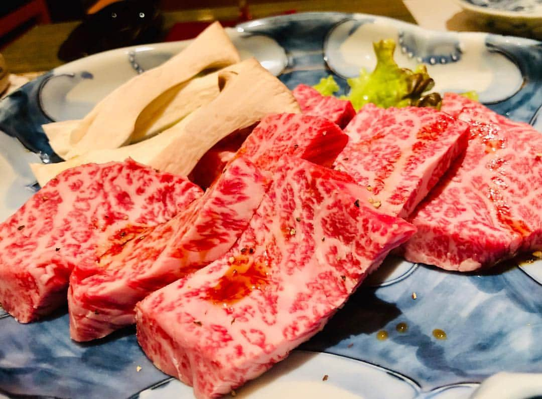 マイケル富岡さんのインスタグラム写真 - (マイケル富岡Instagram)「夜中の2…9…どうしよ…食べる？食べない？答えは決まってる♡ #迷いなし #霜降り #厚切り #A5 #和牛  #食べる #食べない #高カロリー #いただきます #焼肉 #極上 #love #beef #wagyu #yakiniku #yummy #bbq #actor #actorslife #マイケル富岡 #タレント #俳優 #midnightbbq」4月11日 0時22分 - michaeltomioka