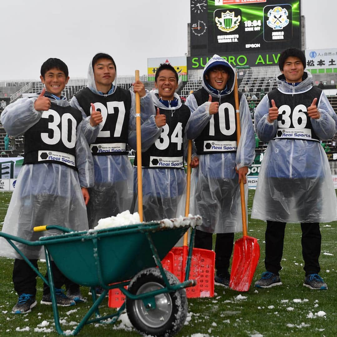 サッカーキングさんのインスタグラム写真 - (サッカーキングInstagram)「. 雪かきして試合の準備☃️⚽️ （2019.04.10） . 📷Photo by J.LEAGUE/Jリーグ . #松本山雅 #松本山雅FC #yamaga #サンプロアルウィン #雪かき #お疲れ様でした #ルヴァンカップ #YBCルヴァンカップ #LevainCup #コトシハJガハンパナイ #明治安田生命J1リーグ #Jリーグ #JLeague #J撮り #J1 #football #サッカーキング #⚽️ #サッカー」4月11日 0時25分 - soccerkingjp