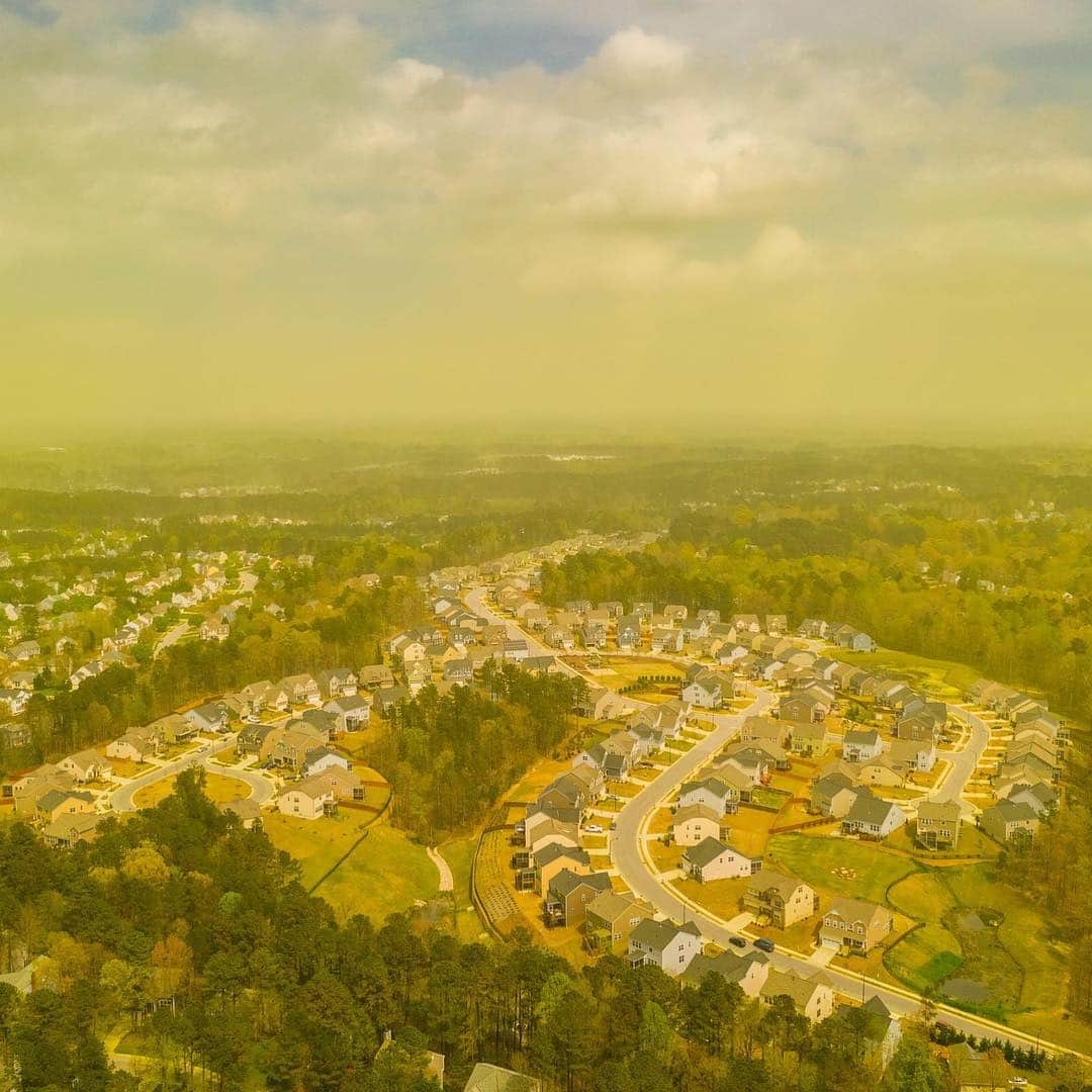 CNNさんのインスタグラム写真 - (CNNInstagram)「The #pollenpocalypse has arrived. This yellow-green cloud blanketing Durham, North Carolina, isn't an Instagram filter, it's pollen, and it's making allergy sufferers wince at the sight of it. Photographer Brandon Gilchrist used a drone to snap the photo over the city on Monday. (📸: Brandon Gilchrist)」4月11日 0時32分 - cnn