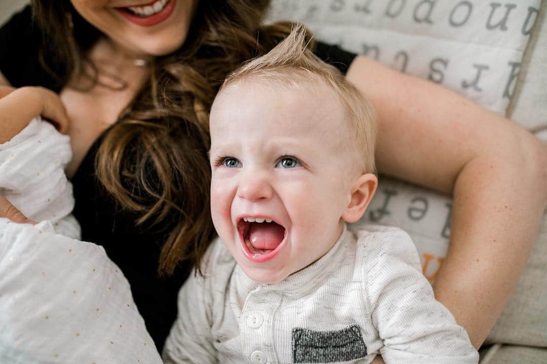 カーリー・パターソンのインスタグラム：「It’s the 10th which means Graham man is one and a half today! He is non-stop, so curious, loving, learning new words everyday, can throw a mean tantrum, always wants to be outside exploring, gives the sweetest kisses and has already become such a great big brother! He makes life the most fun💙」