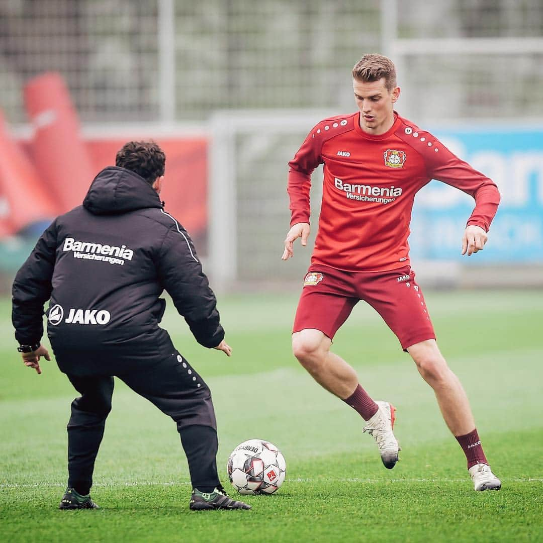 バイエル・レバークーゼンさんのインスタグラム写真 - (バイエル・レバークーゼンInstagram)「Our captain Lars #Bender has been training individually, working hard on his comeback. ⚫️🔴💪 #Bayer04 #Werkself」4月11日 0時35分 - bayer04fussball