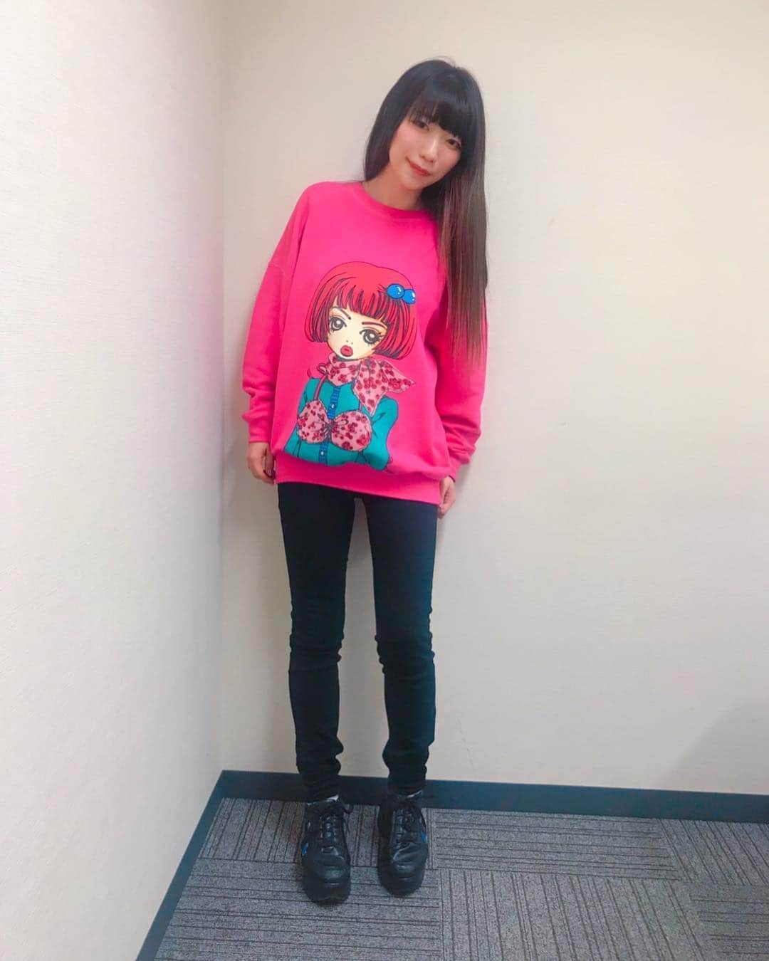 ぱいぱいでか美のインスタグラム：「jouetieとご近所物語のコラボスウェット♡ 後ろ姿は宍戸さんと！うれしー！ ꙳ #tops #jouetie #ご近所物語 #skinny #uniqlo #sneaker #w❤️c  #俺はインスタグラマーになりてぇ  #宍戸留美 さん ꙳ 久々？に私服載せよーっと。 寒かったのでスキニー履いて防寒。 あと鈴木愛理さんがスキニー履いて体型管理するって言ってたので感化されました。笑 jouetieとご近所のコラボスウェット可愛くてぱきっとした目立つ色でお気に入りです♡ 背中も可愛い！  スニーカーは衣装で履いてるやつと一緒。 厚底だから雨の日にもよく履きます。 . 日付越えて今日は『大恋愛体質』のリリイベがタワレコ新宿であります！ 4/11 21時から！ ミニライブ観覧無料だし スペシャルセットの限定販売もあるし ぜひぱいぱいでか美のライトユーザーからヘビーユーザーまで来て欲しい〜！ 待ってます☆ 詳細はストーリーやハイライトから飛んでね！ リリイベ残すところ 4/11 タワレコ新宿 4/12 ハロプロショップ秋葉原 4/14 ヴィレヴァン渋谷 です。3つ！」