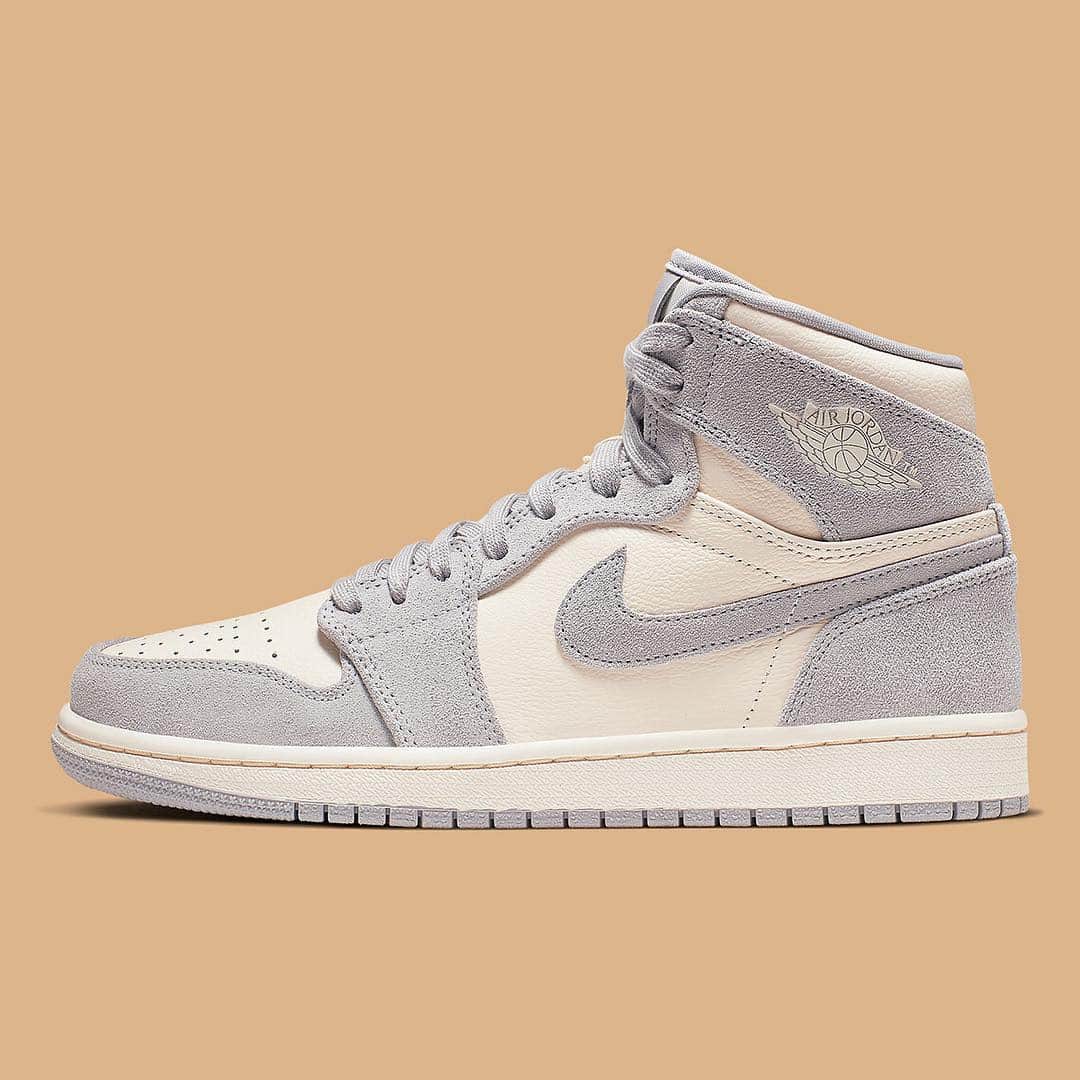Sneaker Newsさんのインスタグラム写真 - (Sneaker NewsInstagram)「More women’s exclusive options in the Air Jordan 1 variety appear. This “Pale Ivory” features soft suede and leather tones in the classic silhouette. For a detailed look, tap the link in our bio.」4月11日 0時38分 - sneakernews