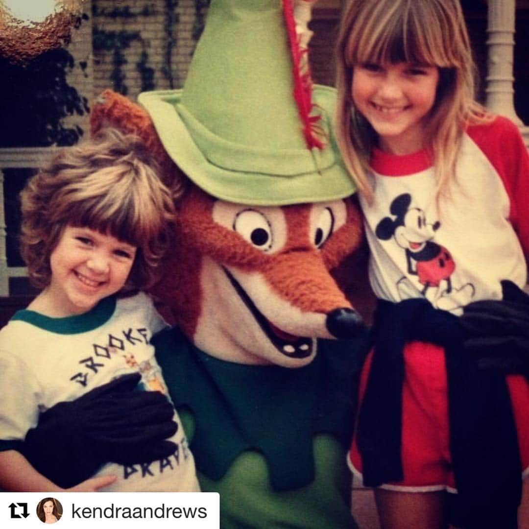 エリン・アンドリューズさんのインスタグラム写真 - (エリン・アンドリューズInstagram)「Happy #nationalsiblingday @kendraandrews Beavis & Butthead, Ralphie & Randy, Audrey & Russ...you get it, I love u ❤️❤️ #disneyworld #disney」4月11日 0時40分 - erinandrews