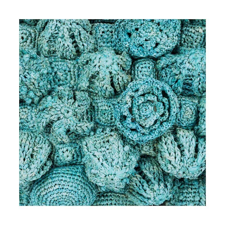 ジャマンピュエッシュのインスタグラム：「Les Rochelets bag with raffia hand crocheted sea flowers #jaminpuech #raffia #details #style」