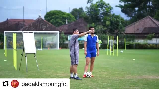 のインスタグラム：「BLFC⚽️⚽️⚽️ #7年も海外にいるのに #なぜこんなに英語が下手なのか #集中 @badaklampungfc」