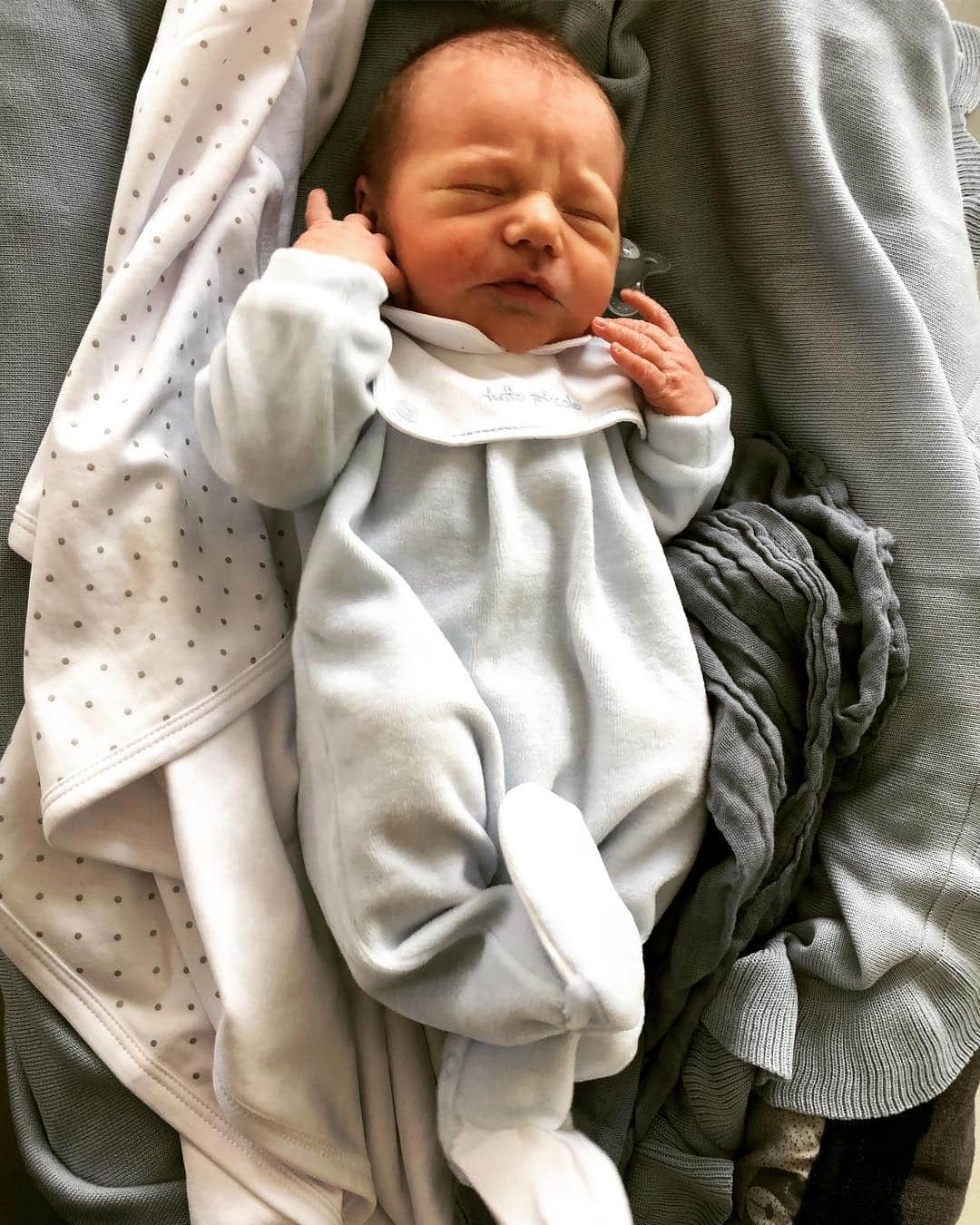 クリストファー・ピーターソンのインスタグラム：「Här är han. Han som fullbordat mitt liv. Ord ger som sagt inte rättvisa för hur jag känner mig. Hur blev jag så lyckligt lottad? Kan inte sluta tänka på ordet tacksam. Att jag hann i tid igen trots den snabba födseln. Att få uppleva detta igen med min älskade fästmö, Isabell du är verkligen min stora hjälte. Nu är vi en familj på fyra. Svårt att sätta ord på hur jag mår. Allt jag kan säga är att jag älskar dig något otroligt min pojk och utmaningen att vara Pappa till er 2 gör mig stolt, ni är mitt allt. Matheo  välkommen till världen du fattar inte hur kul vi ska ha ❤️ #matheoalexispeterson」