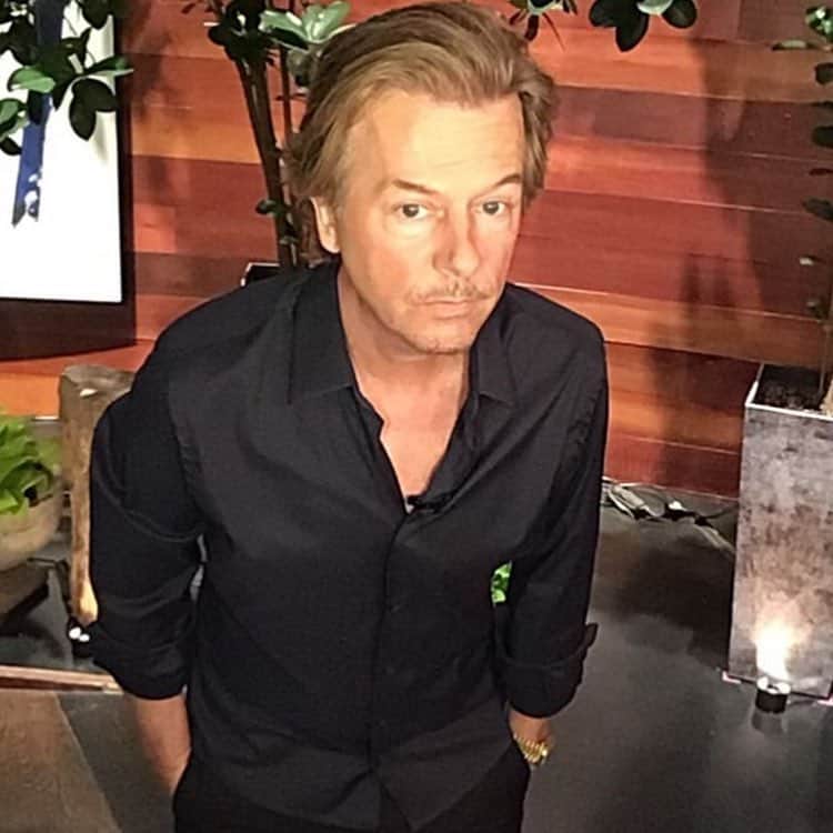 デヴィッド・スペードのインスタグラム：「OK guys I’m on @theellenshow again today. No one knows why but I keep doing it. It’s like OCD. Not a rerun. Tune in!  PS this is backstage five seconds before I went out」