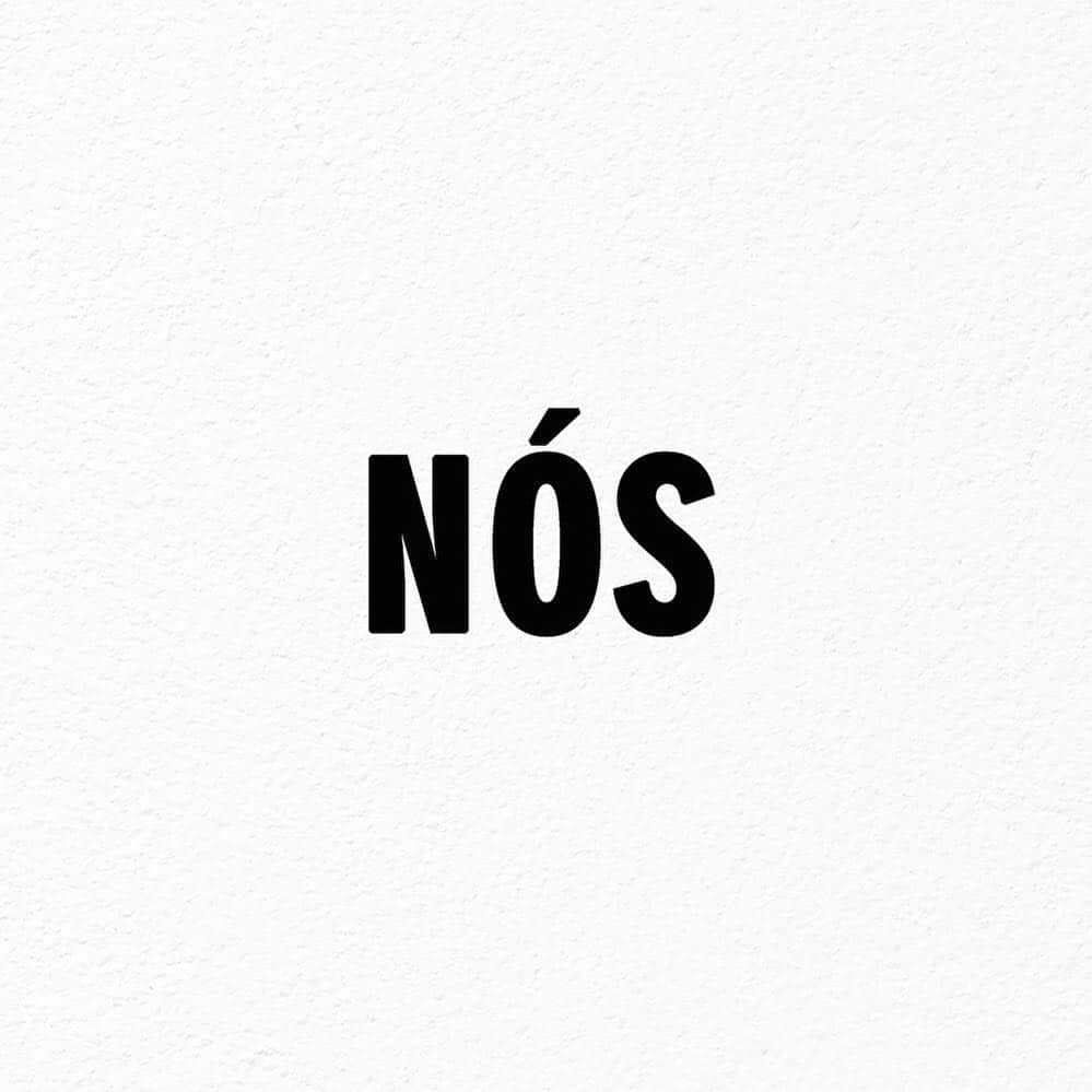 Tais Araújoさんのインスタグラム写真 - (Tais AraújoInstagram)「Somos parte do problema e parte da solução. Somos nós que escolhemos nossos governantes, somos nós que não cobramos dos governantes, somos nós que não cuidamos dos nossos lixos, somos nós quem jogamos garrafas e plásticos nas ruas (não adianta dizer que não faz, pq o outro é uma extensão nossa), somos nós que consumimos demais, somos nós que não prestamos atenção no outro, somos nós que estamos nos acostumando à barbarie, somos nós que contabilizamos vidas perdidas, somos nós que sofremos perdas irreparáveis, somos nós que ficamos nos digladiando por interesses próprios, somos nós os que perderão, sempre. É tempo de união, é tempo de agir, é tempo de olhar pra nós mesmos e entender que a vida está além do nosso umbigo, que vivemos em sociedade e que uma sociedade funciona com ligação entre as pessoas, que uma sociedade só evolui se o pensamento for amplo e para todos. Do que adianta parte da população estar segura e agradecendo a Deus por isso, se o outro está em apuros, correndo risco de morte? O outro pode ser você ou um seu. Já pensou sobre isso? Ninguém está livre, ninguém. Deixemos de ser tão individualistas, a solução está em nossas mãos. Somos parte do problema? Sim, somos, mas também somos parte fundamental da solução.」4月11日 0時55分 - taisdeverdade